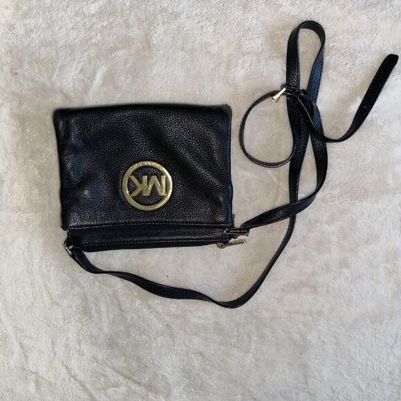 Elevate your style with this stunning Michael Kors crossbody bag. Crafted from l - Picture 6 of 13